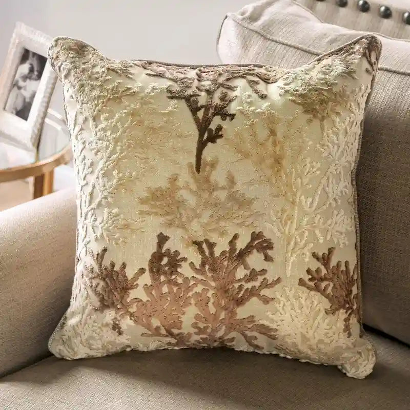 Traditionelles gepolstertes Zweisitzersofa aus massivem Holz in Beige