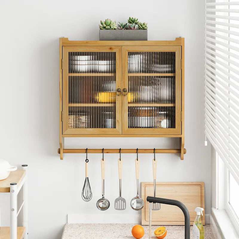 Wandschrank mit Glastür und drei Ablageebenen