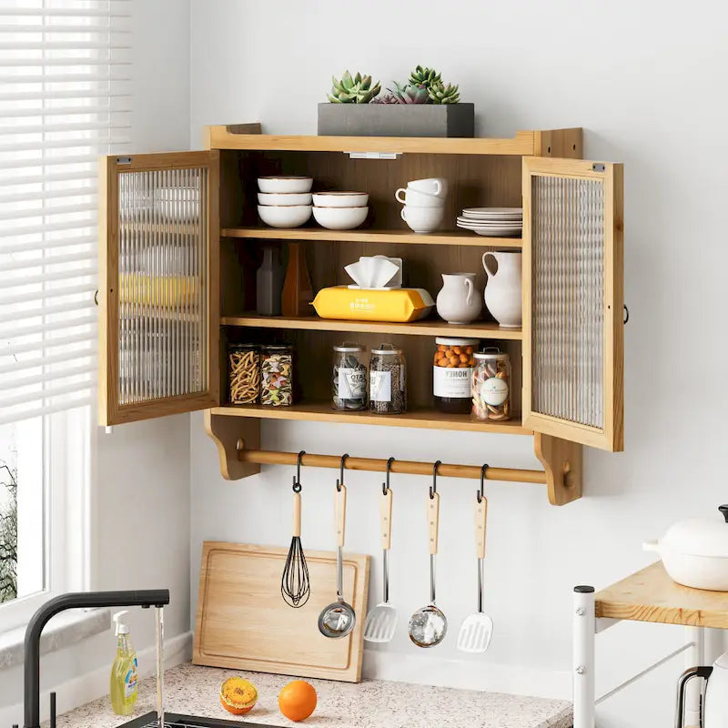 Wandschrank mit Glastür und drei Ablageebenen